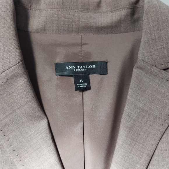 ANNE TAYLOR Wool, Size 6, Two button blazer - Picture 2 of 8